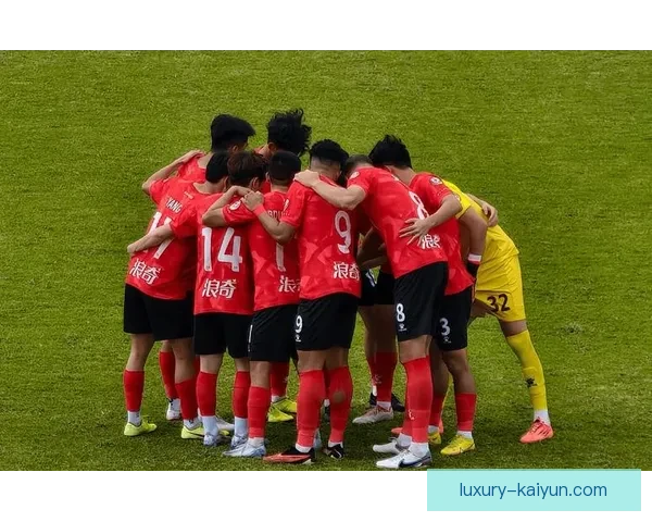 广州队青年球员表现稳定，备受关注新星崭露头角